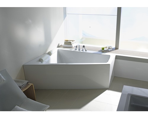 Helles Badezimmer mit Badewanne und Tageslicht
