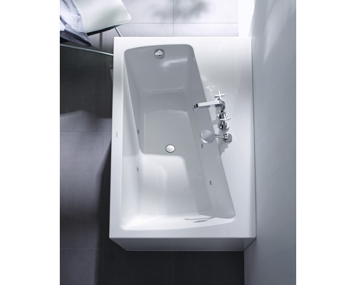 Rechteckige Badewanne mit Armatur im Badezimmer