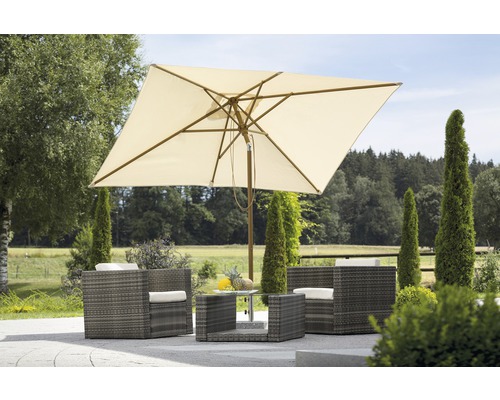 Quadratischer Sonnenschirm über Rattansitzgruppe mit Glastisch im Garten