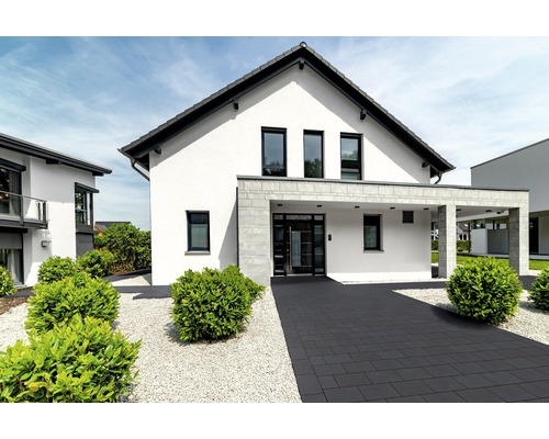 Modernes Wohnhaus mit gepflasterter Auffahrt und Gartenanlage