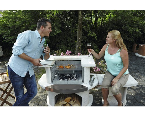 Grillparty im Garten mit Mann, Frau und Steingrill