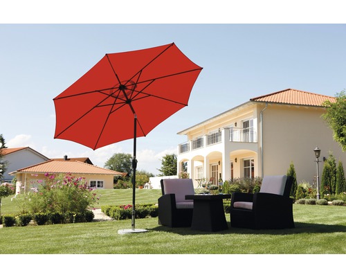 Szene im Garten mit einem Gartenschirm, einem Tisch und Stühlen