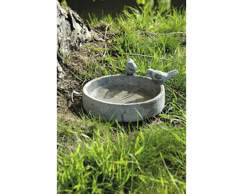 Vogeltränke aus Stein mit zwei Vogel Figuren im Garten