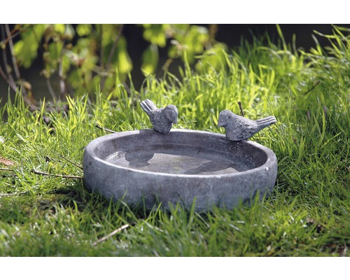 Vogeltränke mit zwei Vogelmotiven im Garten
