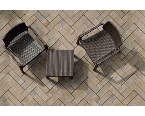 Gartenszene mit Pflastersteinen, zwei Stühlen und einem Tisch