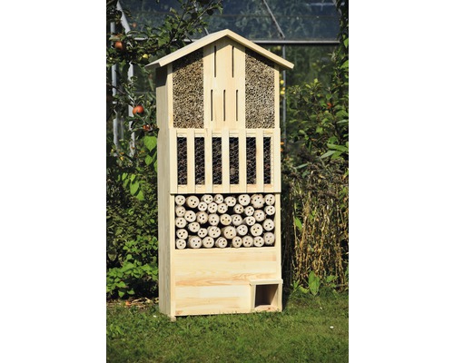 Insektenhotel aus Holz mit verschiedenen Füllmaterialien zur Förderung der Artenvielfalt im Garten
