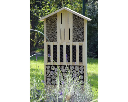 Insektenhotel aus Holz mit verschiedenen Füllmaterialien im Garten