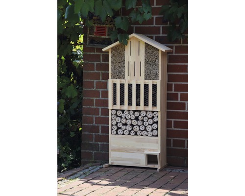 Insektenhotel aus Holz mit verschiedenen Füllmaterialien zur Förderung der Artenvielfalt im Garten