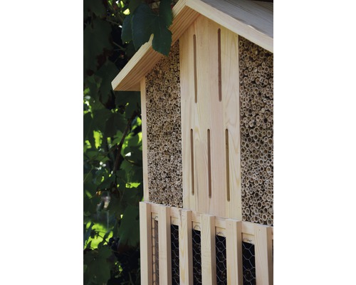 Insektenhotel aus Holz mit Bambusstäben und Drahtgitter