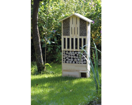 Insektenhotel aus Holz im Garten