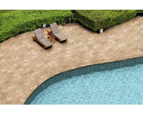 Terrasse mit Pflastersteinen, zwei Liegestühlen und Pool