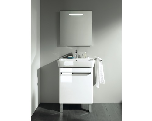 Badezimmer mit Waschbeckenunterschrank, Waschbecken und Spiegelschrank