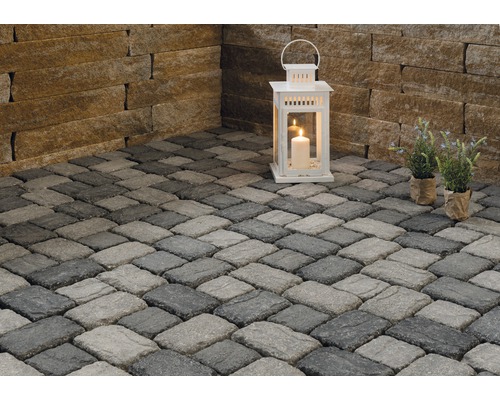 Szene mit Pflastersteinen, Laterne und Pflanzen im Topf.