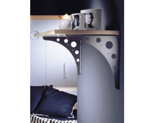 Regal mit Regalträgern und Dekoration an der Wand