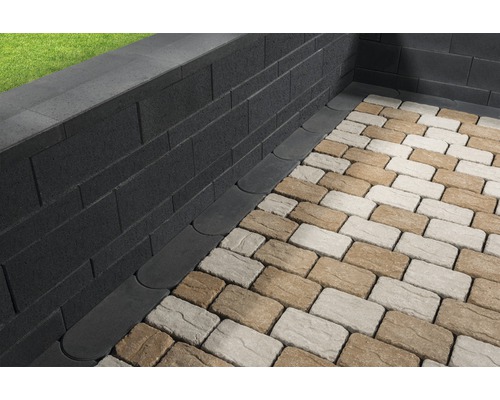 Gartenmauer aus Betonsteinen mit Pflastersteinen