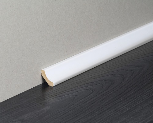 Weiße Sockelleiste an Wand und Boden