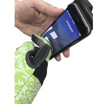 Eine Hand mit Gartenhandschuh bedient ein Smartphone.