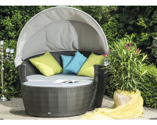 Garten Szene mit rundem Daybed aus Polyrattan mit Baldachin und Kissen