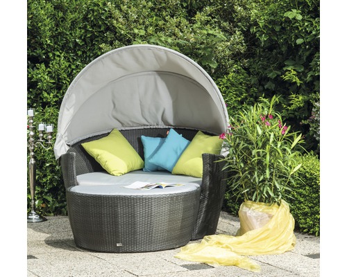Gartenlounge mit Sonnendach, Kissen und Pflanze für den Außenbereich
