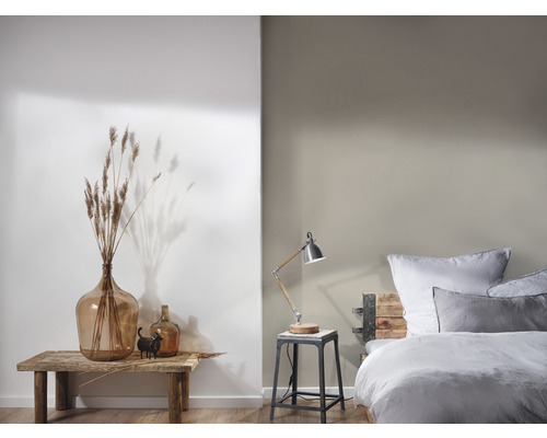 Dekoratives Zimmer mit Bett, Tischlampe, Bank und Dekoration