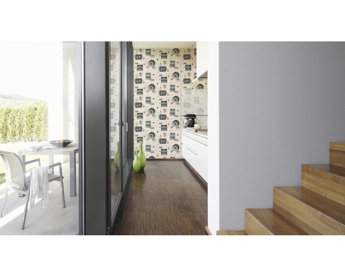 Innenaufnahme eines Hauses mit Terrasse, Küche, Tapete und Treppe