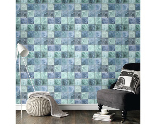 Wohnzimmer mit Wandtapete im Fliesendesign, Sessel und Stehlampe