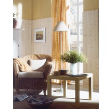 Wohnzimmer mit Holztäfelung, Korbsessel und Beistelltisch