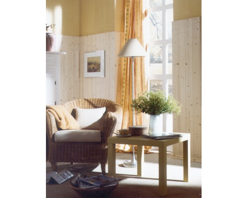Wohnzimmer mit Holztäfelung, Korbsessel und Beistelltisch