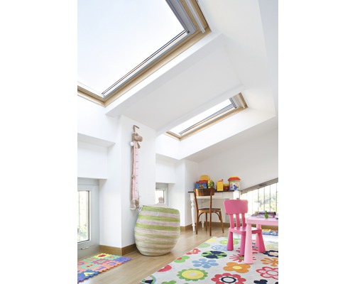 Kinderzimmer mit Dachfenstern, Teppich und Kindermöbeln
