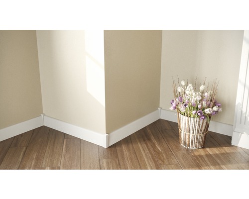 Raumecke mit Sockelleisten, Holzboden und Blumengesteck