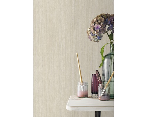 Beige Tapete mit zarten Texturstreifen, kombiniert mit Dekorationsgegenständen