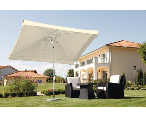 Quadratischer Sonnenschirm aus Stoff mit Gartentisch und Stühlen im Garten