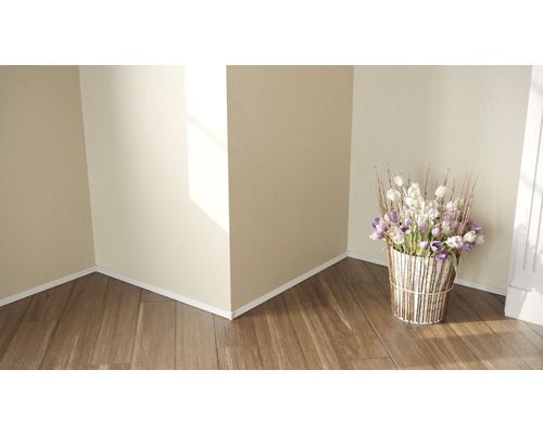 Helle Ecke mit Holzboden, Zierleisten und Blumenarrangement in dekorativem Behälter