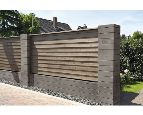 Sichtschutzzaun aus Holz und Beton für den Garten