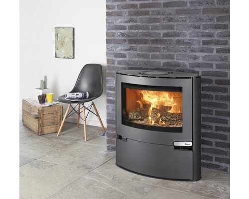 Kaminofen mit Holzscheiten in einem Wohnzimmer