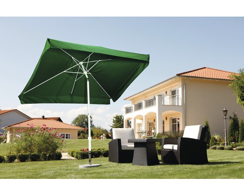 Quadratischer Sonnenschirm mit Gartensitzgruppe auf einer Rasenfläche