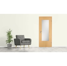 Innenraum mit Holztür mit Glaseinsatz, Sessel und Zimmerpflanze