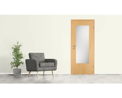 Innenraum mit Holztür mit Glaseinsatz, Sessel und Zimmerpflanze