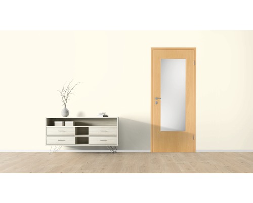 Zimmertür mit Glaseinsatz neben Kommode im hellen Raum