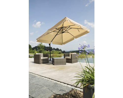 Szene mit rechteckigem Sonnenschirm, Rattansesseln und Tisch auf einer Terrasse