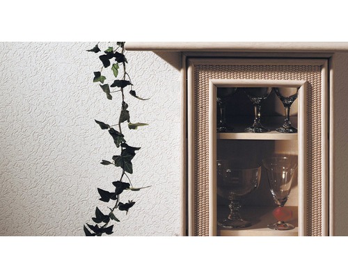 Dekoratives Regal mit Glaswaren und Efeuzweig