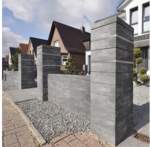 Gartenansicht mit grauer Mauer und Säulen