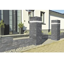 Eingangsbereich mit Mauersystem und beleuchteten Säulen