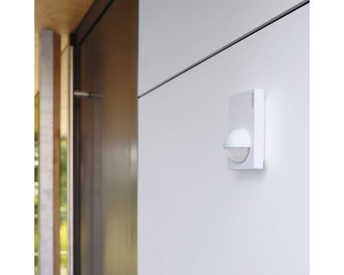 Aufputz Bewegungsmelder für den Aussenbereich an einer Wand montiert.