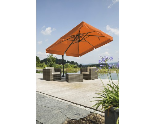 Quadratischer Sonnenschirm über Sitzgruppe auf Holzterrasse im Garten