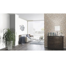 Helles Wohnzimmer mit Sofa, Kommode und Ziegelwandtapete