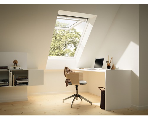 Helles Dachzimmer mit Dachfenster, Schreibtisch und Bürostuhl