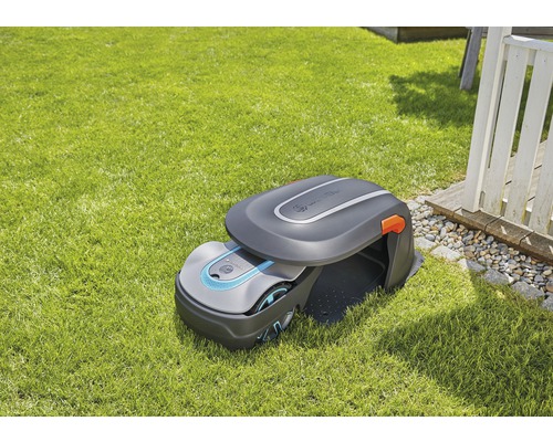 Gardena Mähroboter in Ladestation auf Rasen