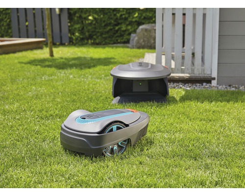 Gardena Mähroboter mit Ladestation auf Rasenfläche