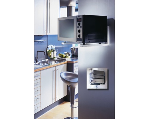 Küchenszene mit Edelstahl Mikrowelle und Barhocker